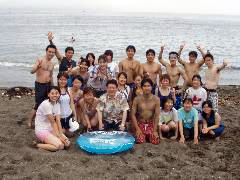 海をバックにハイポーズ!